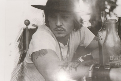 Johnny Deep ser sørgmodig ud på billede i sort og hvid