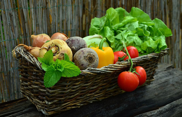 Forskellige sunde grøntsager i kurv til den hurtige slankekur