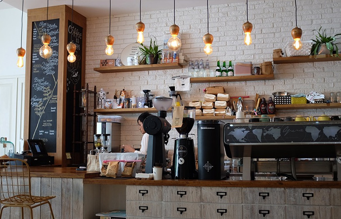 Café der sælger kaffe, kager og brød