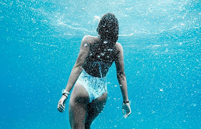 Privat svømmeundervisning, kvinde svømmer under vand