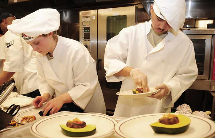 Kokke anretter en desert på en restaurant